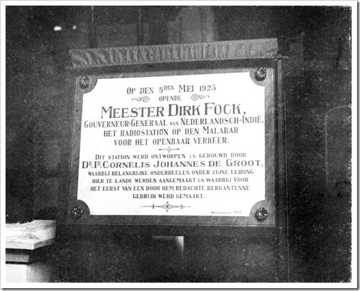 De gedenksteen die geplaatst werd ter gelegenheid van de opening van het Gouvernements Radio Station Malabar door Gouverneur-Generaal D. Fock